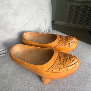 Handcrafted Wooden Clogs Vintage Floral Carved 3 Pegs Stilts Spain‎ European